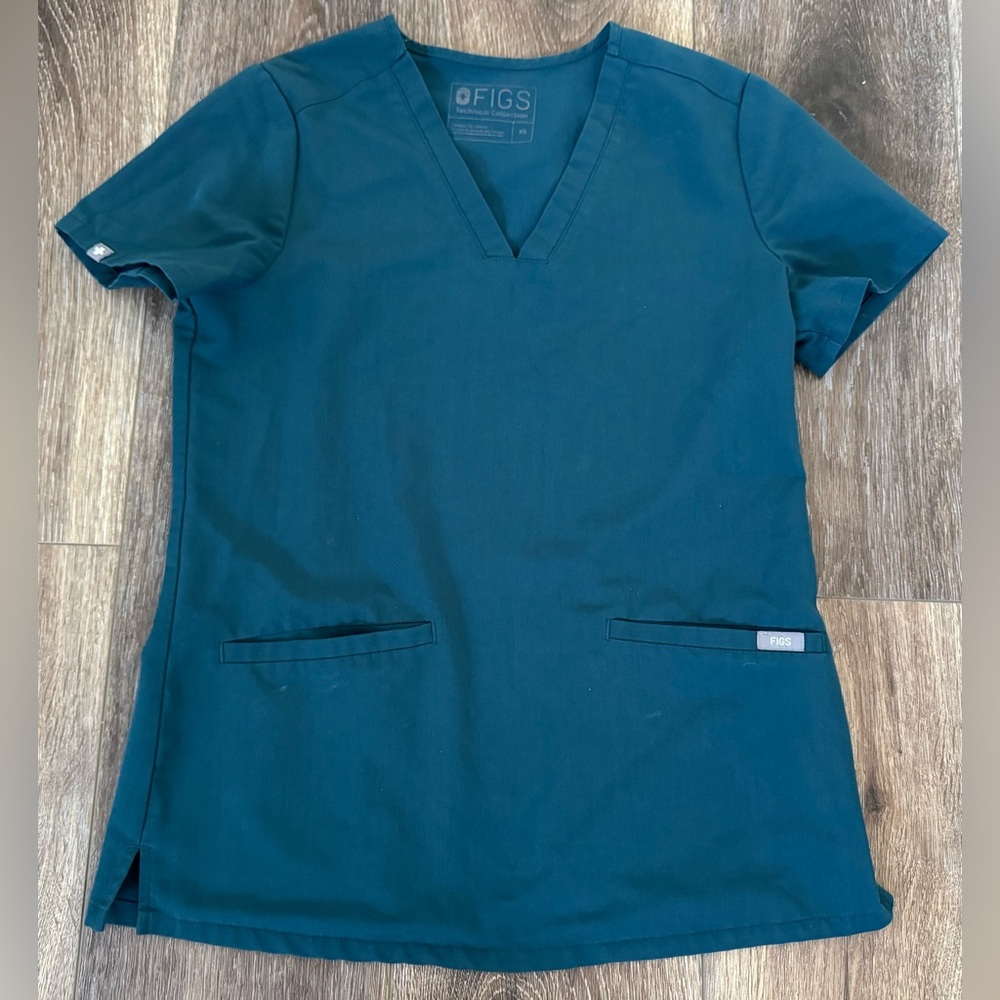 FIGS Casma Three-Pocket Scrub Top in Caribbean Blue Size XS